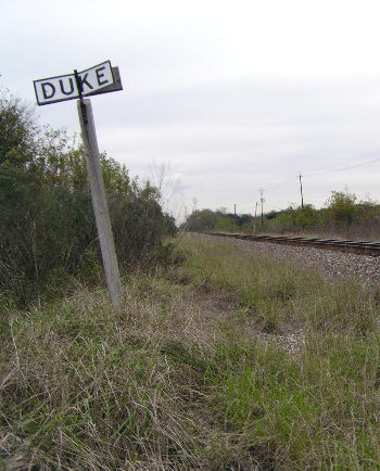 Santa Fe RR Duke sign west